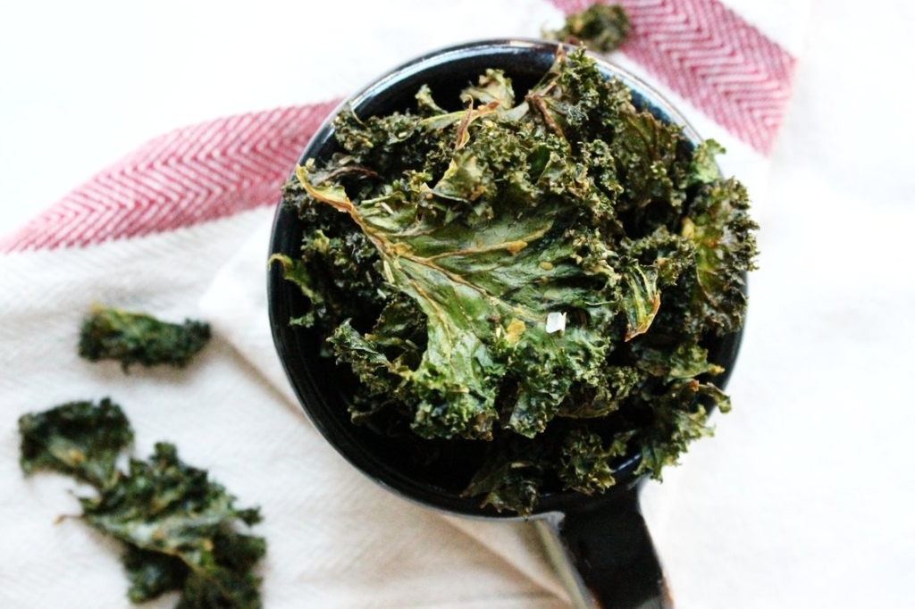 Rosemary and garlic “cheesy” kale chips