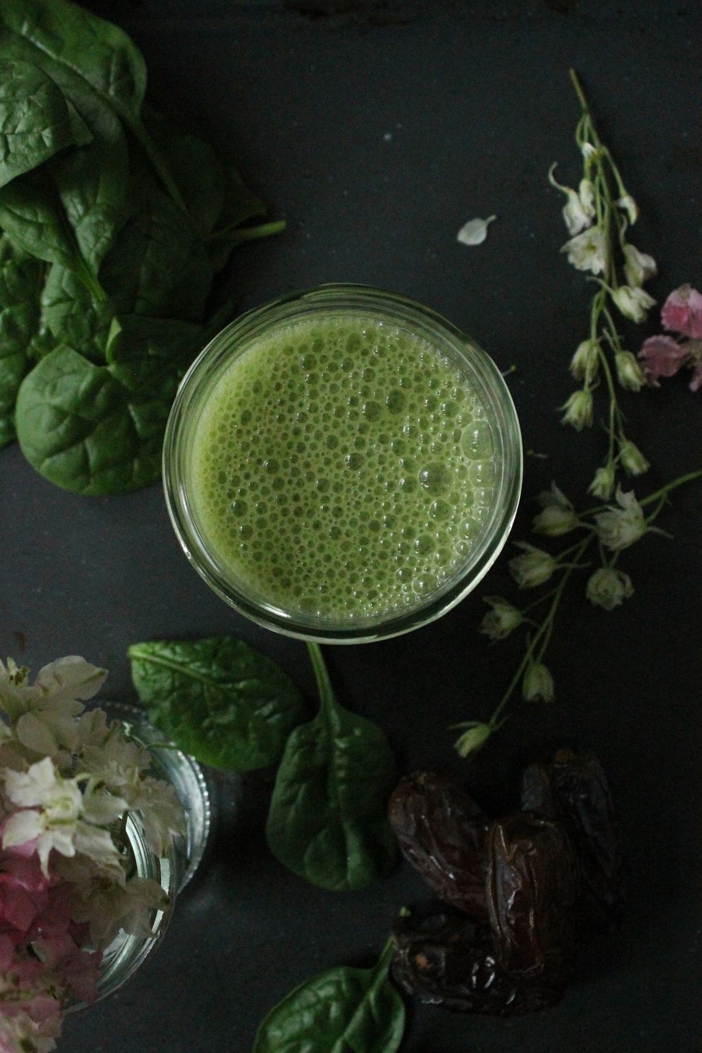 Spinach and date smoothie